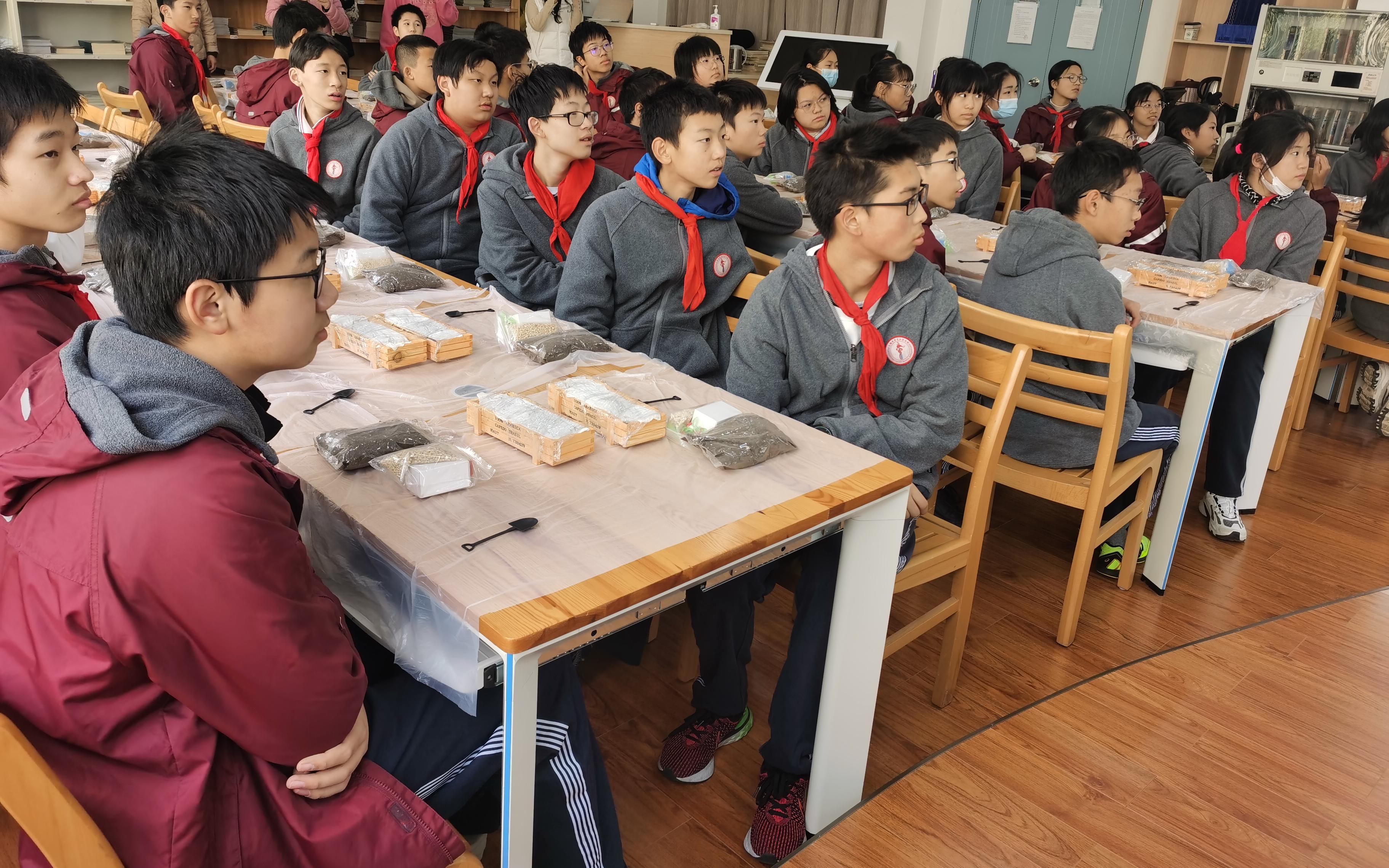 看指尖的多肉世界上海市环境学校生态工程专业部赴进才中学北校开展