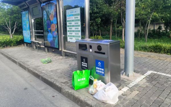 金山区道路废物箱房周边垃圾较多.jpg