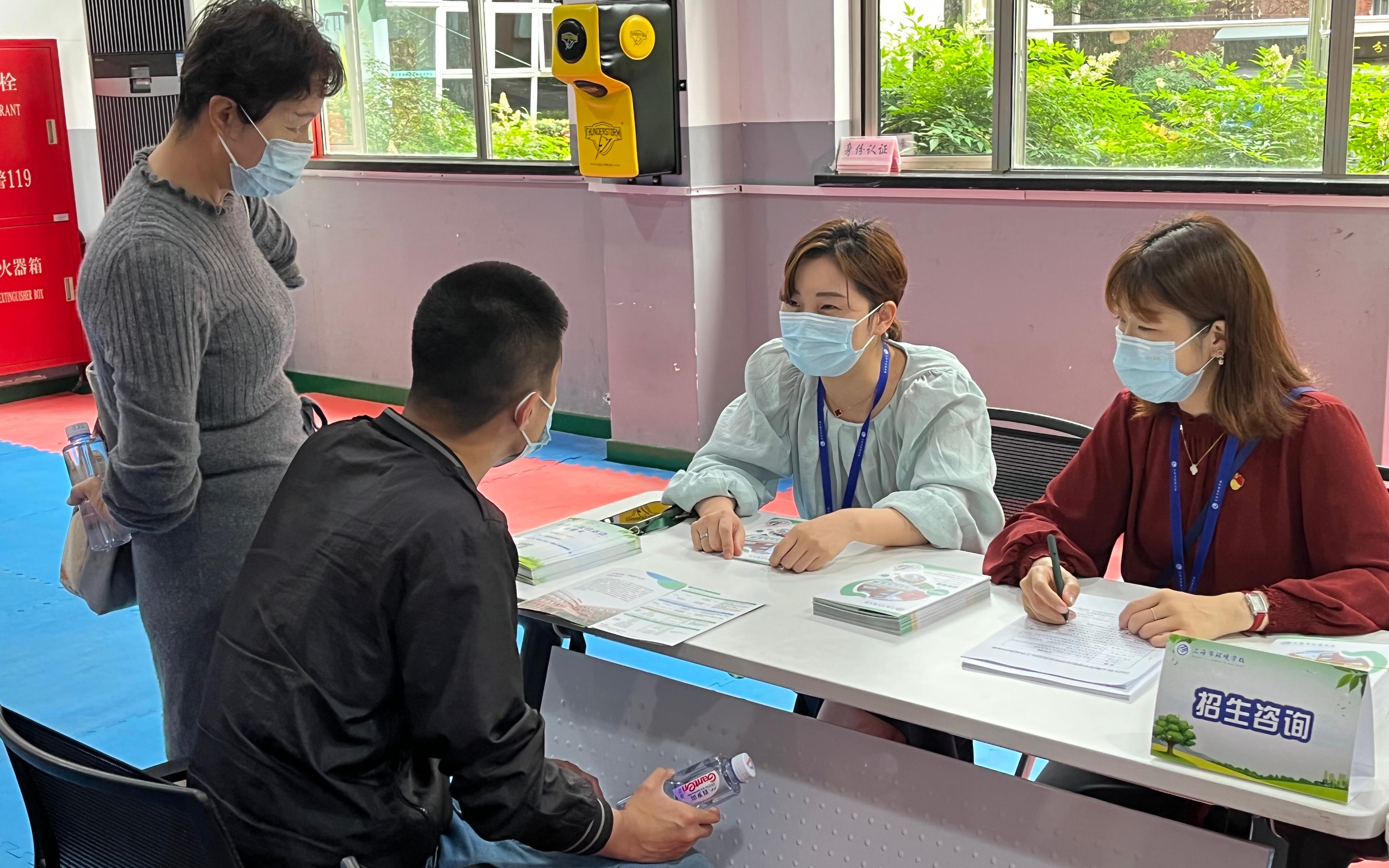 招生就业办、各专业部在活动现场设立多个咨询点解答家长问题1.jpg