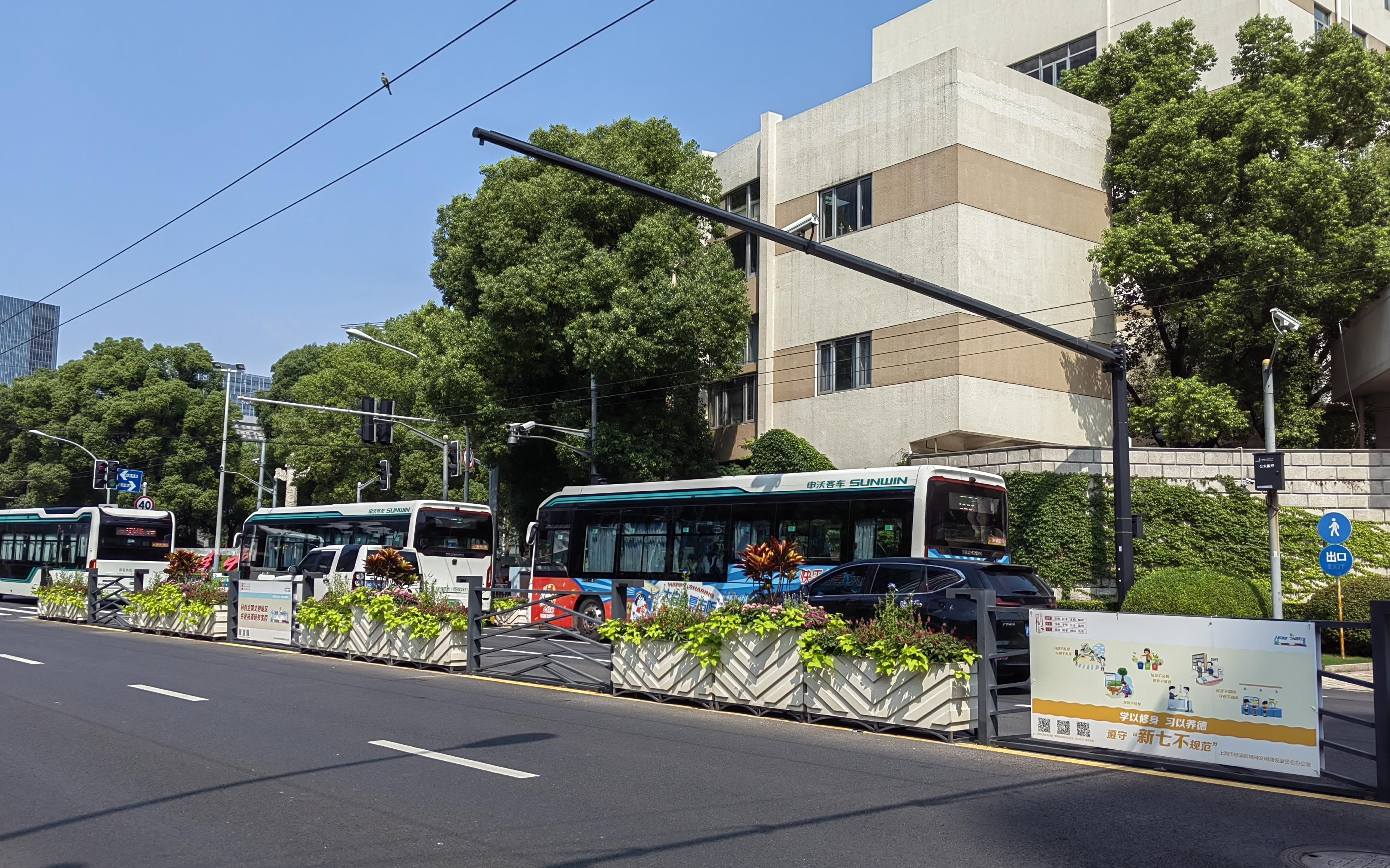 6 栏杆花箱结合式花箱.jpg