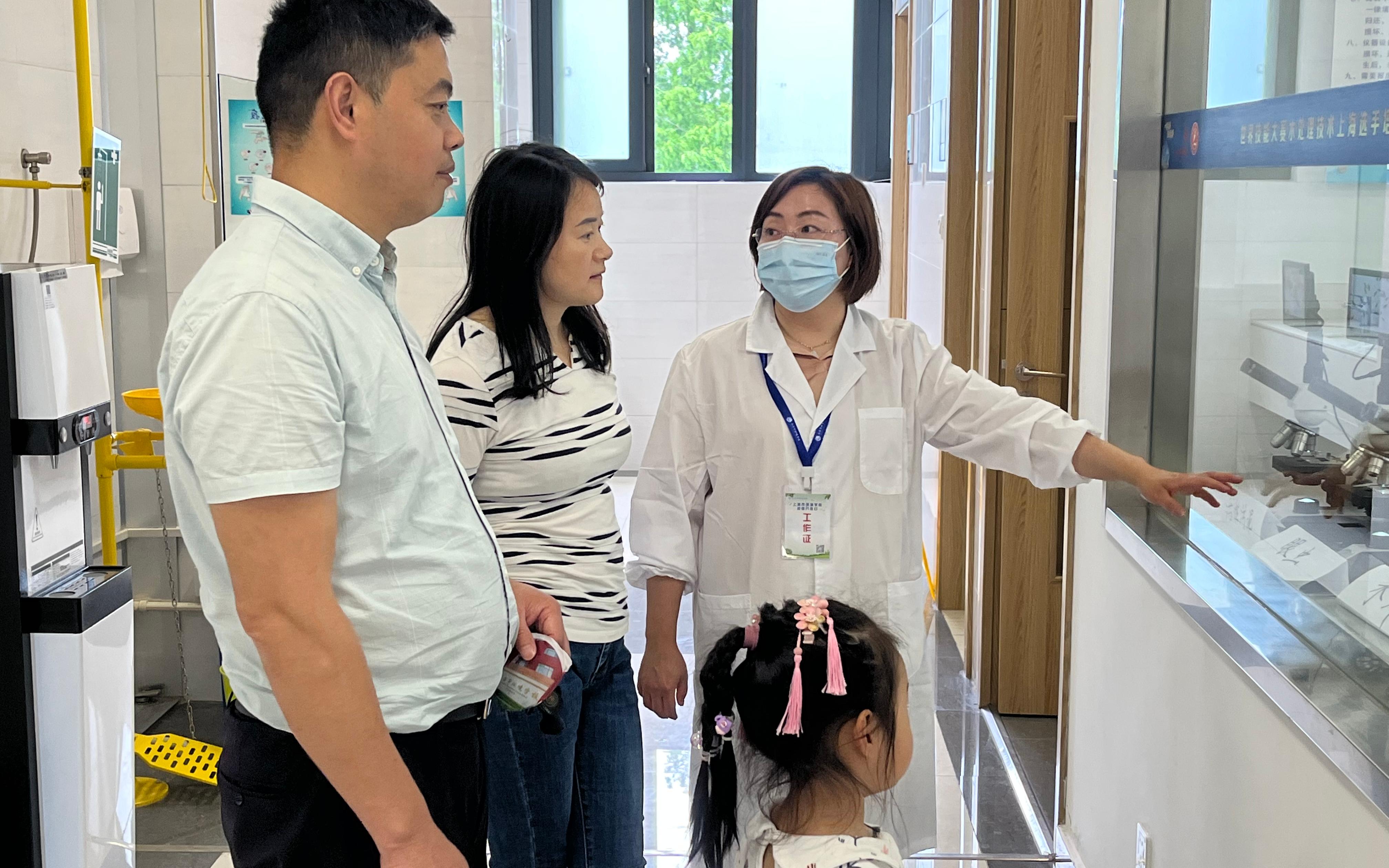 环境工程专业部教师向家长介绍实验室.jpg