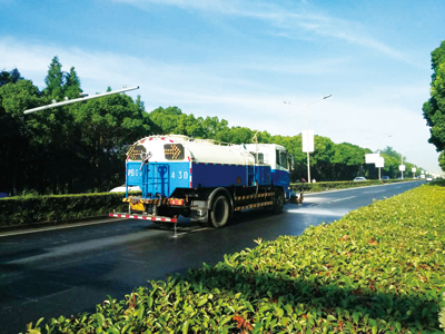 4洒水车在G50出口洒水降尘，营造青浦城区良好的市容景观面貌.jpg