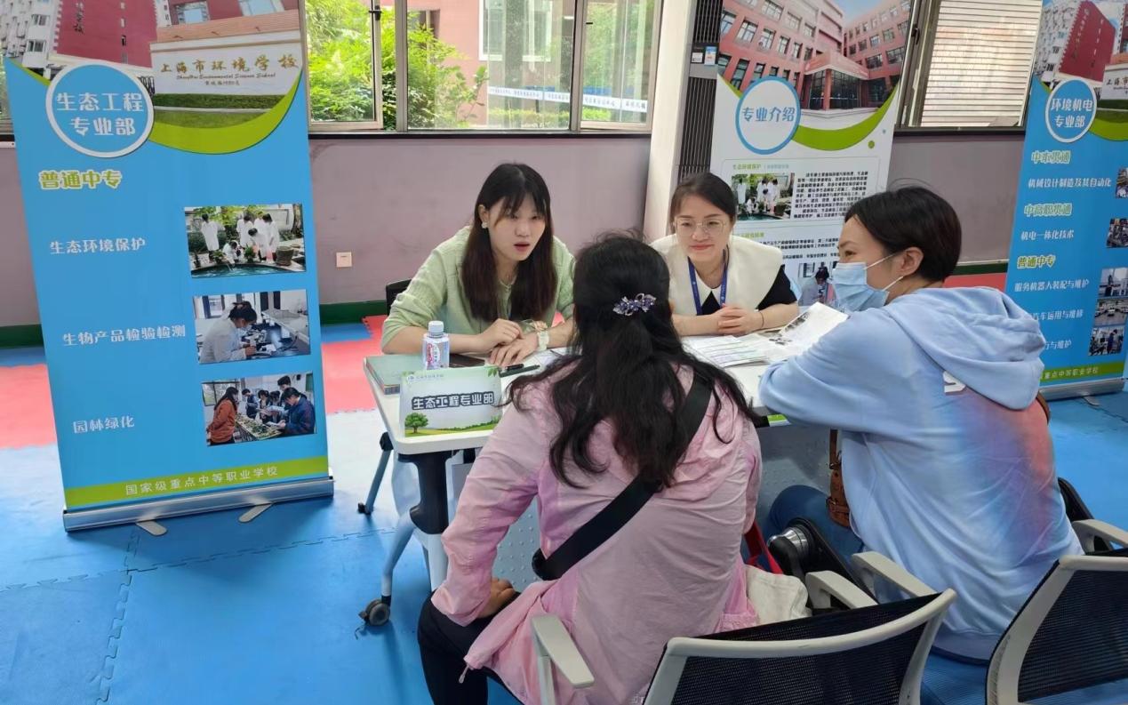 招生就业办、各专业部在活动现场设立多个咨询点解答家长问题.jpg