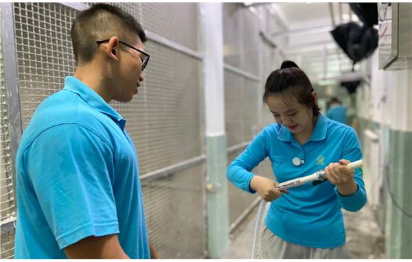 上海动物园饲养员对长臂猿新馆进行“开荒保洁” (4).jpg