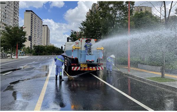 多措并举本市环卫行业开展道路保洁大冲洗行动