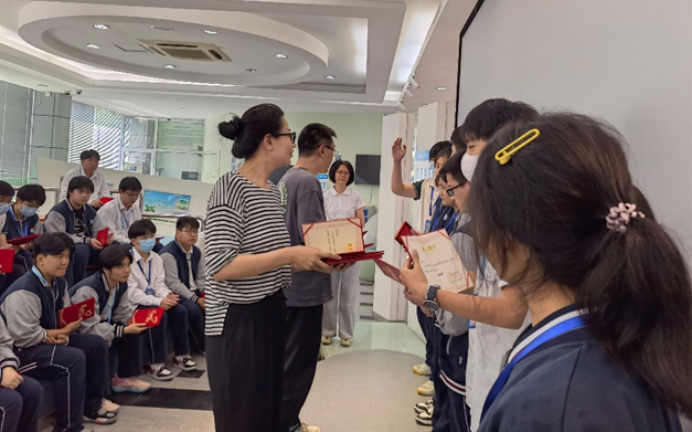 志愿星光点亮环校上海市环境学校环保科普馆开展中小学职业体验日优秀