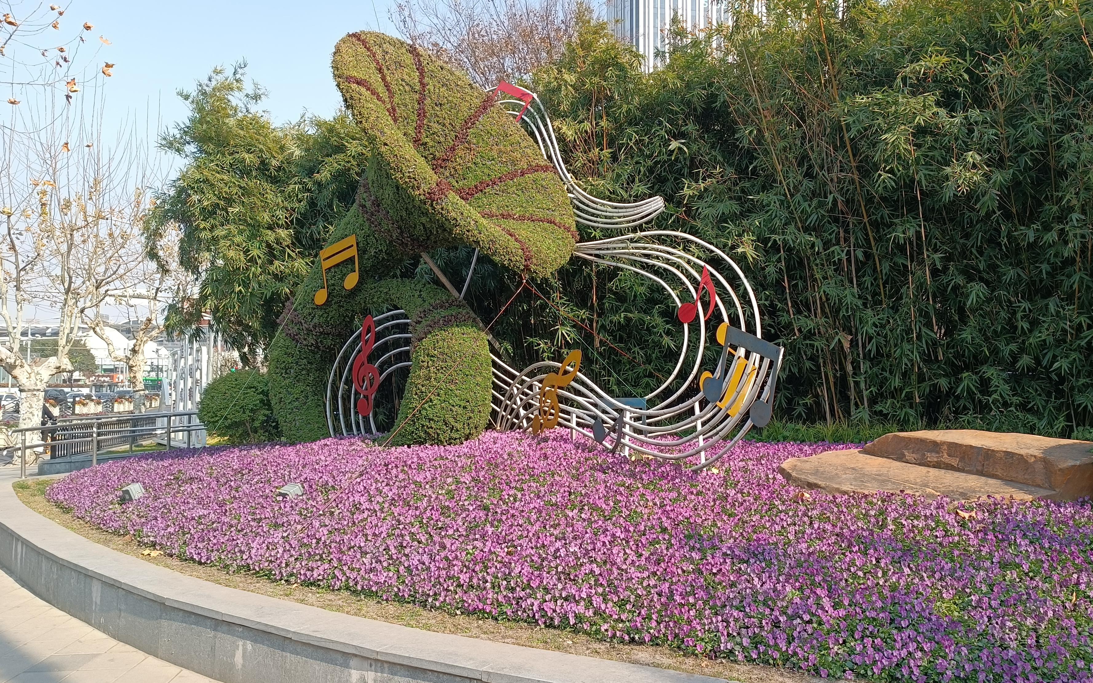 主要在主題景點,綠地花壇花境,道路花箱三個方面展開,共佈置各類花卉