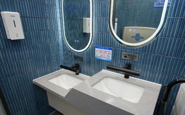 虹口区换新升级“航海蓝”公厕 打造特色人文新地标-0829（1）.jpg