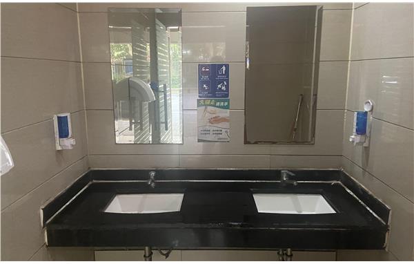 公厕台盆 防疫标语.JPG