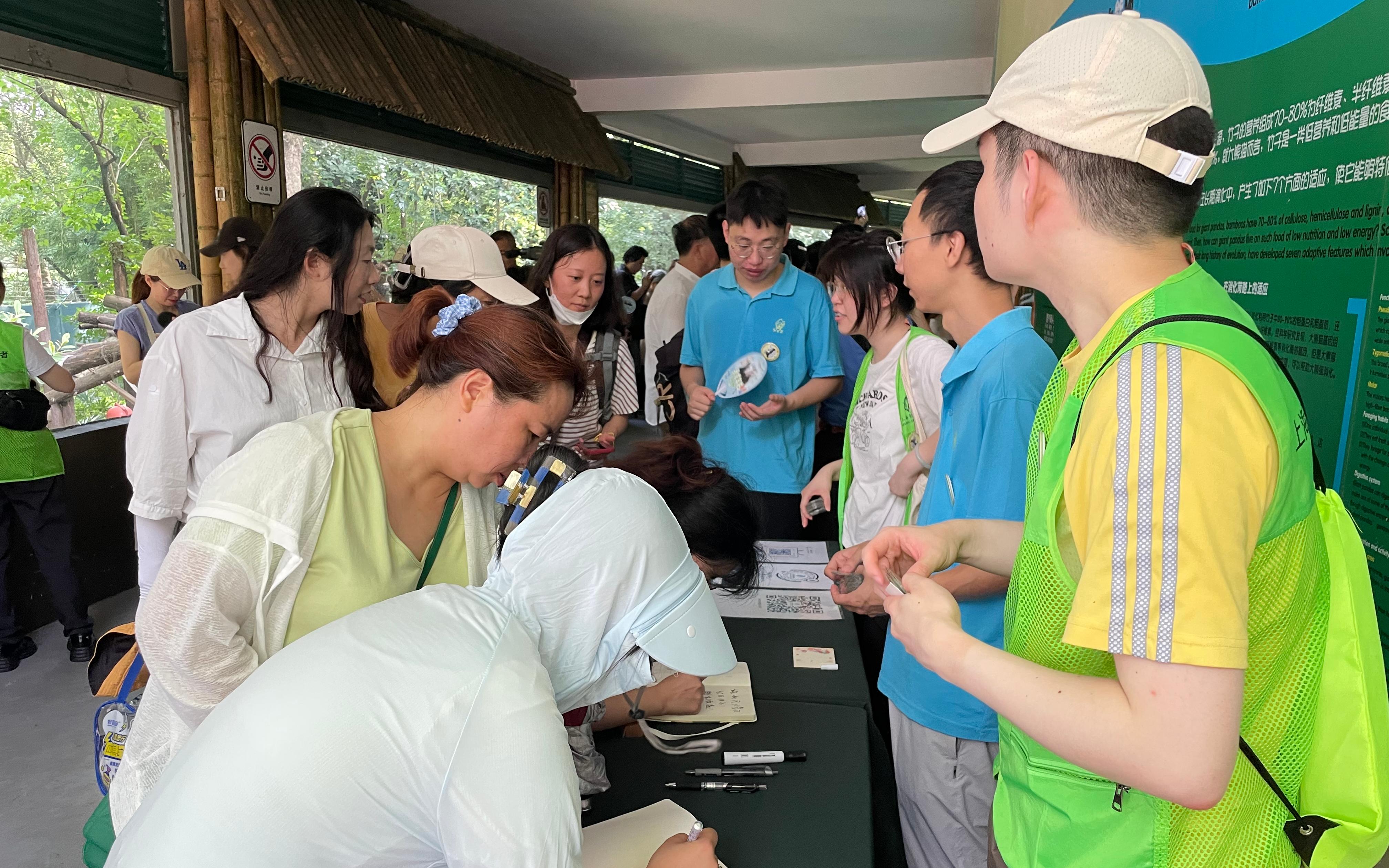 派发伴手礼.jpg 派发伴手礼.jpg