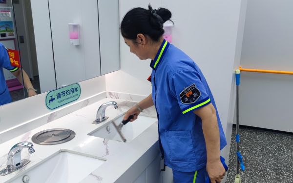 二0二五年十月八日南京东路世纪广场公厕保洁 (2).jpg