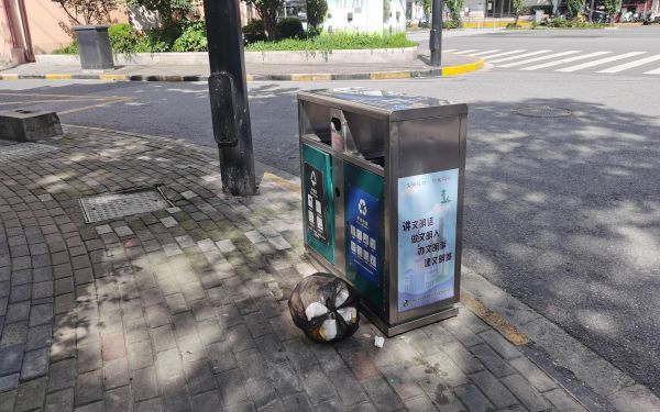 虹口区欧阳街道蒋家桥路四平路口废物箱边有垃圾2025年8月20日.jpg