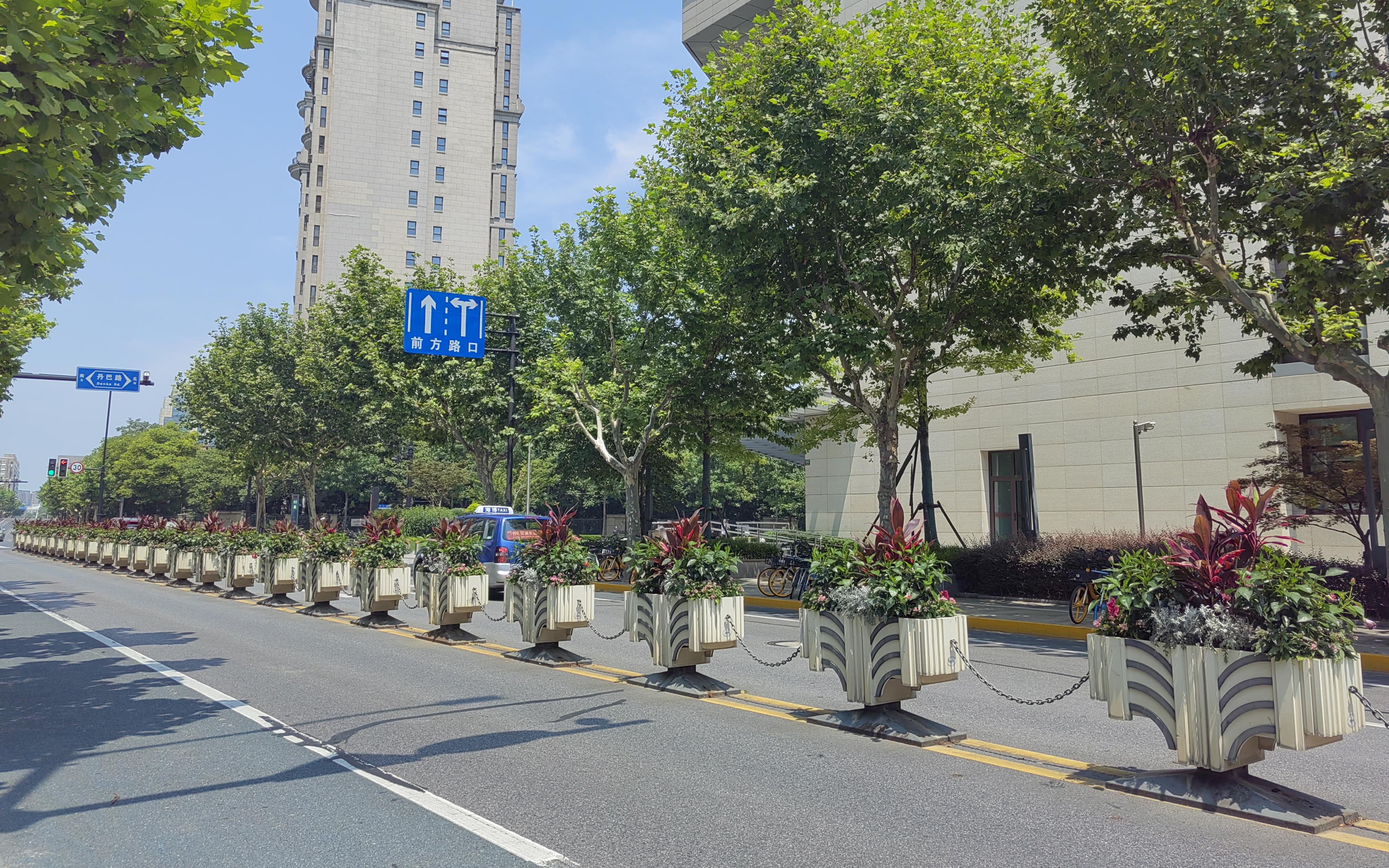 8 断续式隔离带花箱.jpg