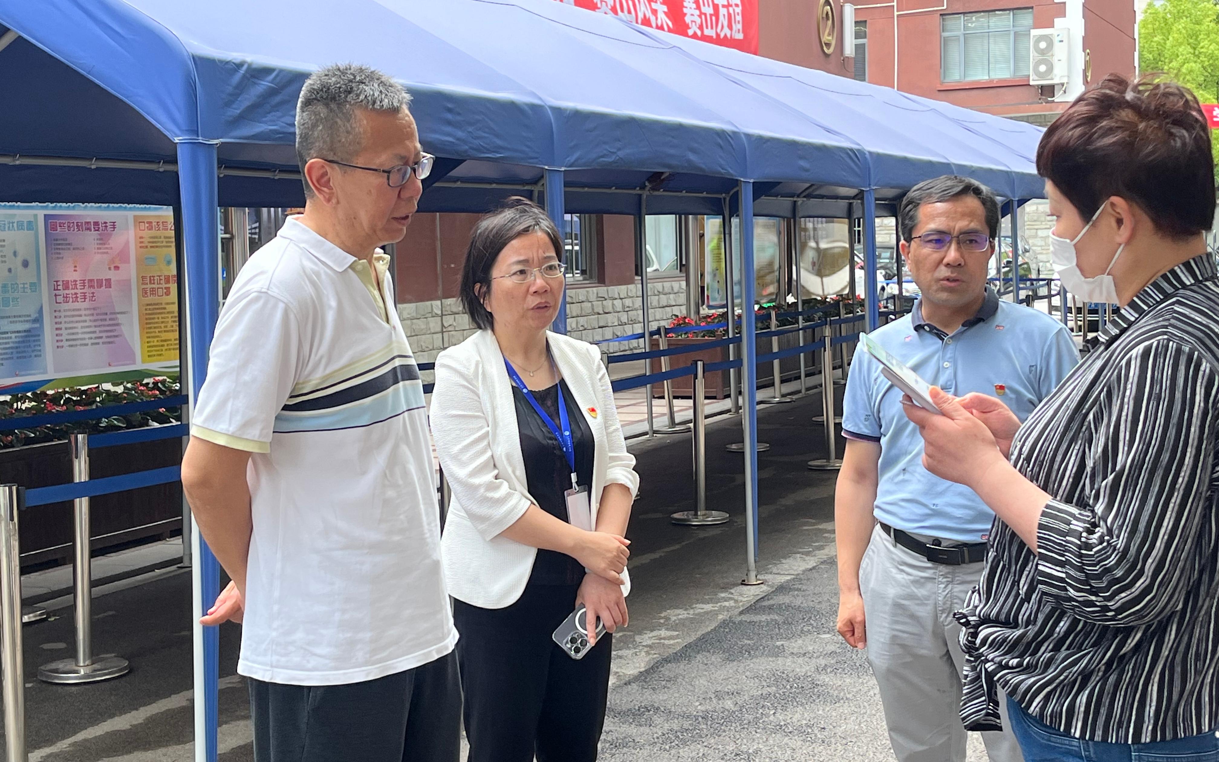 校党委书记王亚彬、校长曹美琴、副校长张延伟与家长亲切交流.jpg
