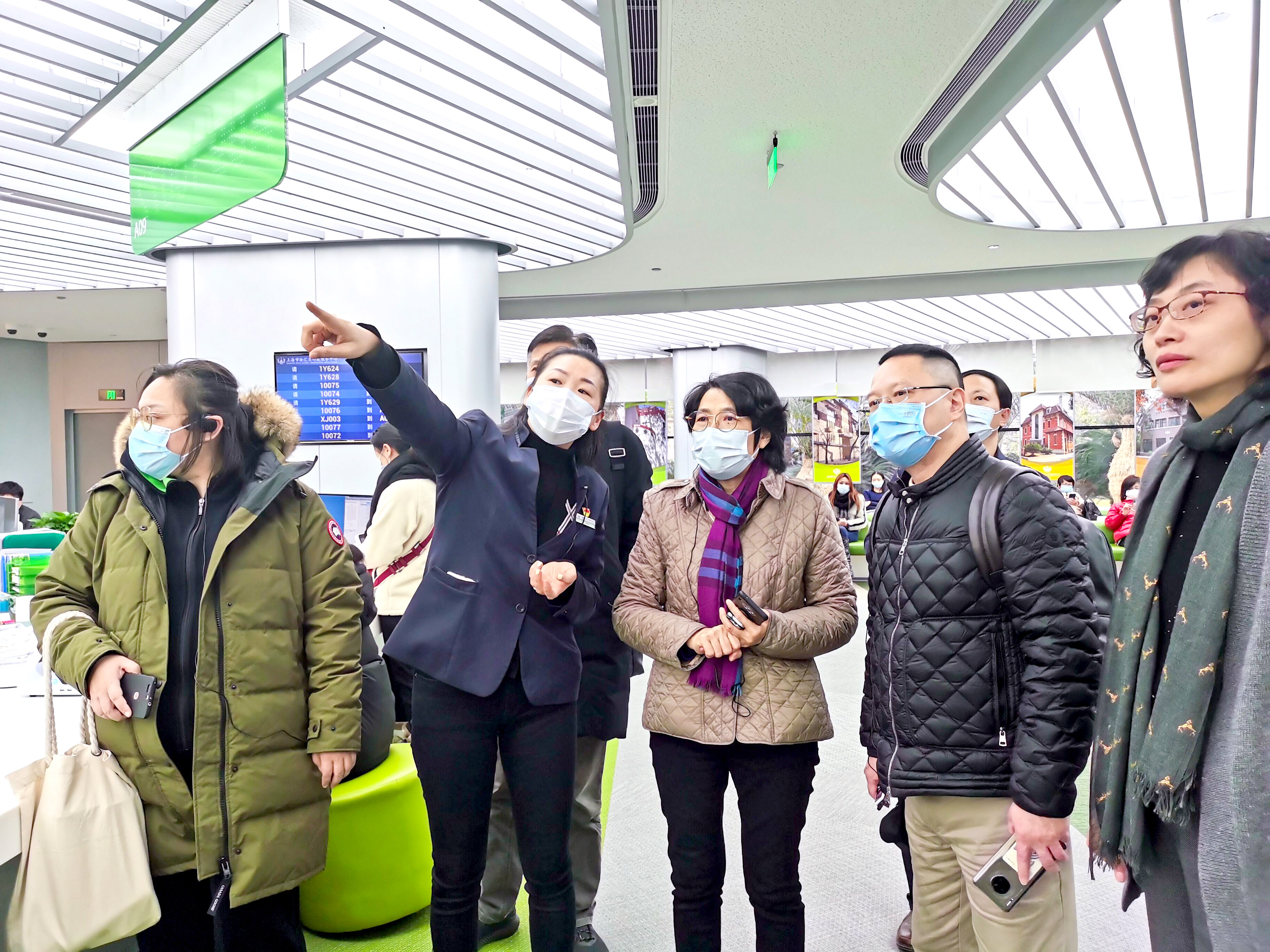2021年1月6日，市绿化市容局一级巡视员崔丽萍带队考察上海市科技政务服务中心等单位，详细了解智能咨询机等软硬件情况，并提出要切实提升办事便捷度和舒适度（林蔚摄）.jpg